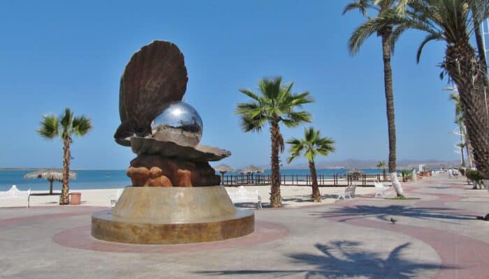 Monument to la perla of La Paz